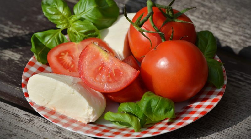 Alimentos saludables tomate espinaca queso