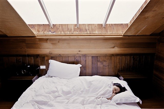 Mujer durmiendo en una cama