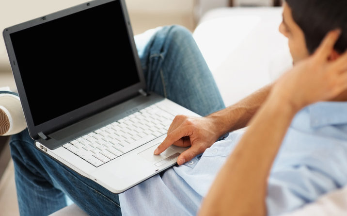 hombre joven con una computadora laptop aprendiendo en linea un curso educacion