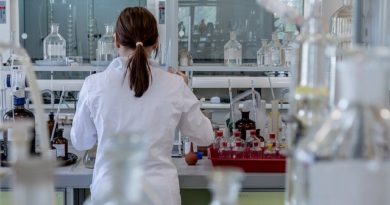 Mujer en un laboratorio trabajando en la vacuna para el covid-19