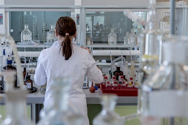 Mujer en un laboratorio trabajando en la vacuna para el covid-19