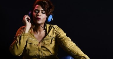 mujer_escuchando_musica_audifonos_tecnologia_sonido