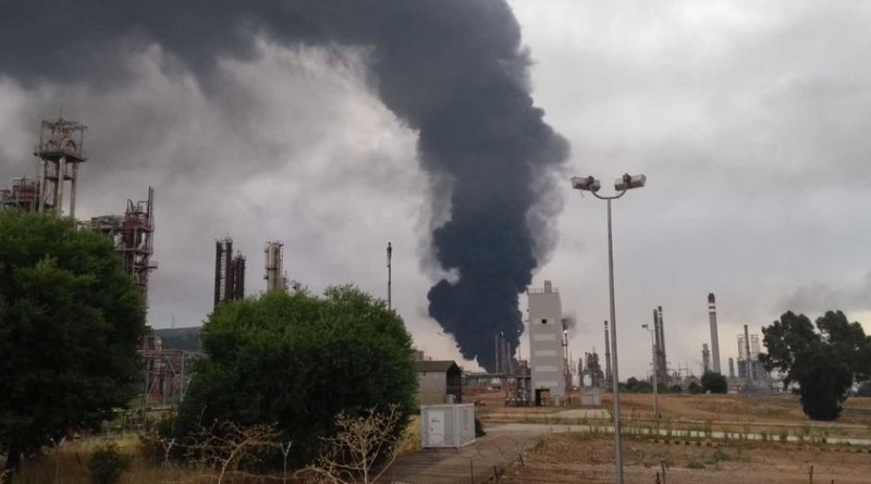 un-rayo,-dos-tanques-de-gasoil-y-un-incendio-en-puertollano:-que-hace-una-de-las-mayor-refinerias-de-petroleo-del-pais-en-el-corazon-de-la-mancha