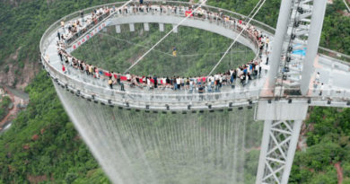 un-mirador-de-cristal,-cascadas-y-2.000-luces-a-500-metros-de-altura:-asi-es-el-huangtengxia-tianmen-sky-walk