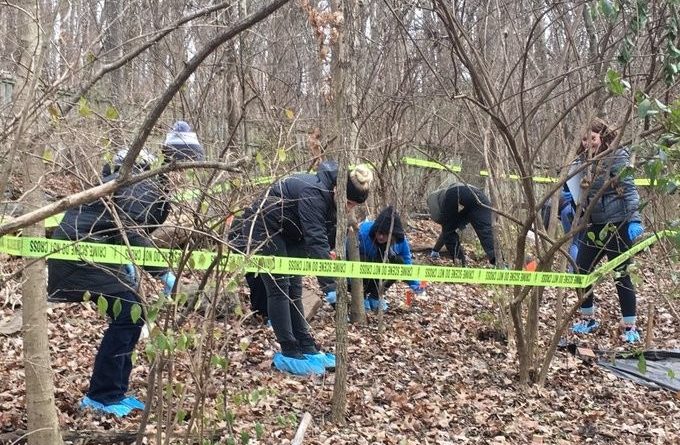 estos-cientificos-estan-enterrando-cadaveres-humanos-en-medio-del-bosque-para-ver-como-afecta-su-descomposicion-a-las-plantas-cercanas