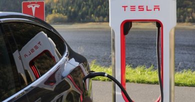 hay-quien-esta-usando-los-supercharger-de-tesla-en-europa-para-cargar-gratuitamente-coches-electricos-de-otras-marcas