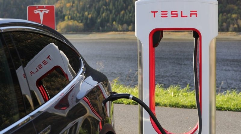 hay-quien-esta-usando-los-supercharger-de-tesla-en-europa-para-cargar-gratuitamente-coches-electricos-de-otras-marcas