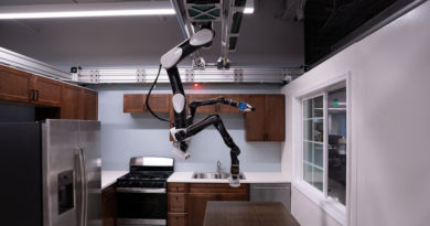 el-ultimo-robot-de-toyota-se-cuelga-del-techo-para-no-ocupar-espacio-mientras-hace-tareas-del-hogar