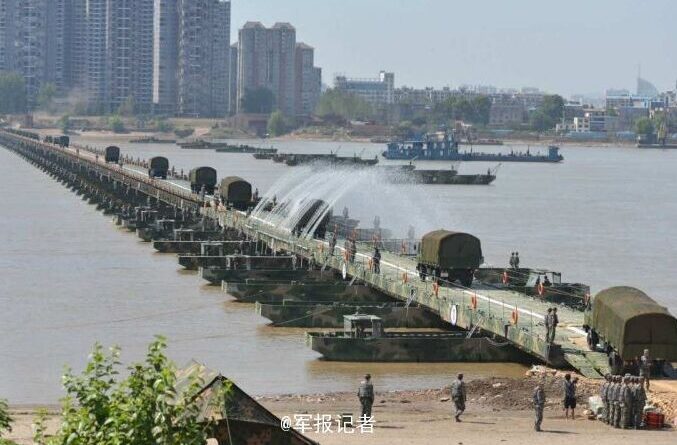 asi-es-como-soldados-chinos-montan-en-menos-de-30-minutos-un-puente-de-mas-de-un-kilometro-por-el-que-pasan-hasta-tanques