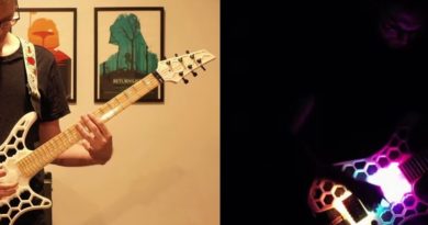 esta-guitarra-impresa-en-3d-se-ilumina-al-son-de-la-musica-utilizando-leds-sincronizados-con-una-placa-base