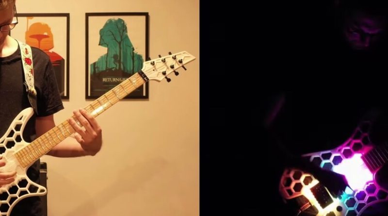 esta-guitarra-impresa-en-3d-se-ilumina-al-son-de-la-musica-utilizando-leds-sincronizados-con-una-placa-base