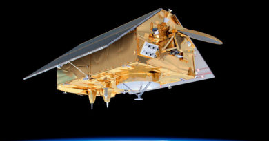 la-mision-numero-100-del-falcon-9-de-spacex-ha-sido-la-de-poner-en-orbita-este-curioso-satelite-con-forma-de-“casita”