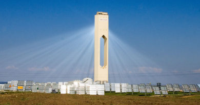 la-primera-planta-solar-de-torre-central-en-explotarse-comercialmente-esta-en-sevilla:-una-pionera-que-ha-sobrevivido-a-otras-mas-ambiciosas