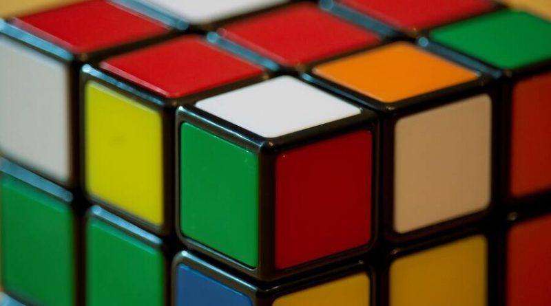 el-cubo-de-rubik-tendra-su-propia-pelicula,-acompanada-de-un-concurso-televisivo-basado-en-el-puzle