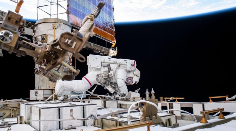 la-estacion-espacial-internacional-ya-tiene-instaladas-sus-nuevas-baterias:-son-de-iones-de-litio-y-pesan-180-kilos-cada-una