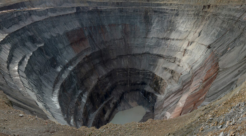 la-mina-de-diamantes-de-mir-es-un-gigantesco-agujero-de-1.200-metros-de-diametro-en-plena-siberia