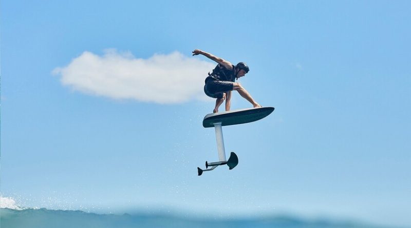 cuando-la-tecnologia-llega-a-las-tablas-de-surf:-asi-es-la-nueva-fliteboard-electrica-con-autonomia-de-40-kilometros-y-mando-a-distancia