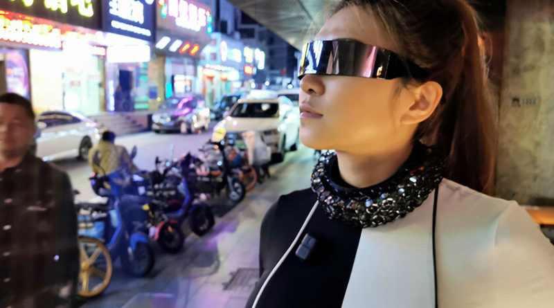 este-collar-tan-cyberpunk-es-realmente-un-inhibidor-de-microfonos-para-evitar-que-graben-nuestra-voz